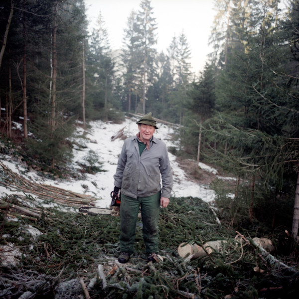 Schwoazn Herrmann ist ein ehemaliger Holzfaeller. Auch hatte er eine der ersten Ferienwohnungen im Lamer Winkel. Heute vermietet er diese Wohnungen nicht mehr und ist auch nicht mehr angestellt. In den Wald geht er immer noch. Jeden Tag.