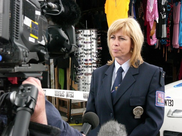 Leutnant Jitka Blahutová, die Sprecherin der Zollverwaltung in Pilsen, erklärt die Aktion gegen Markenpiraterie.