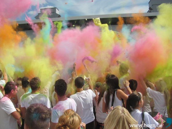 Staubig und bunt ging's her beim ersten Holi-Festival of Colours in Passau. Fotos: da Hog'n