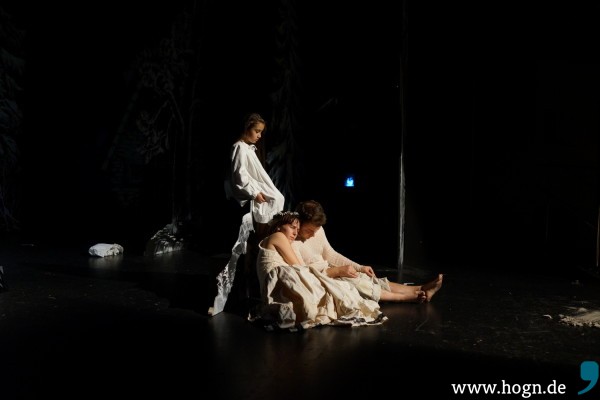 Während Hänsel (Thomas Huber) und Gretel (Marika Rainer) schlafen, bewacht sie ein kleiner Engel (Victoria Khidirova).