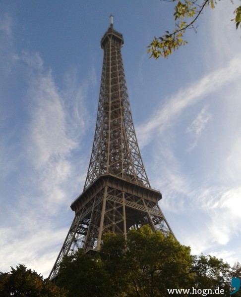 Der Eiffelturm noch hinter Büschen versteckt