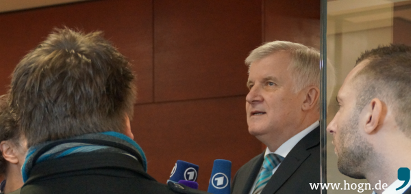 Ministerpräsident Horst Seehofer erklärt sich vor Journalisten.