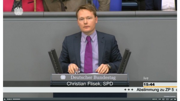 Christian Flisek bei seiner heutigen Rede zum NSA-Untersuchungsausschuss vor dem Bundestag. (Photo: Screenshot Bundestags-TV)
