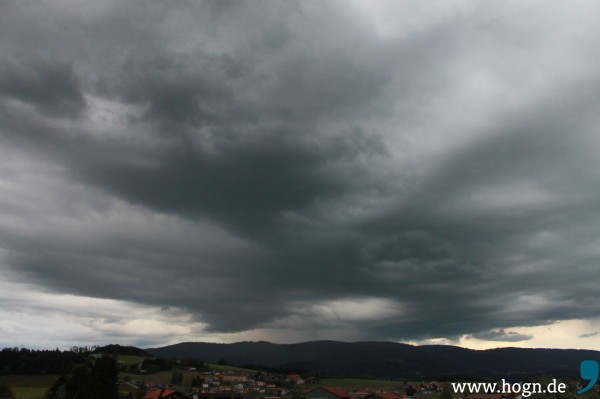 Mit dunklen Wolken muss man zu Beginn dieses Wochenendes in den Landkreisen Freyung-Grafenau und Regen noch rechnen.