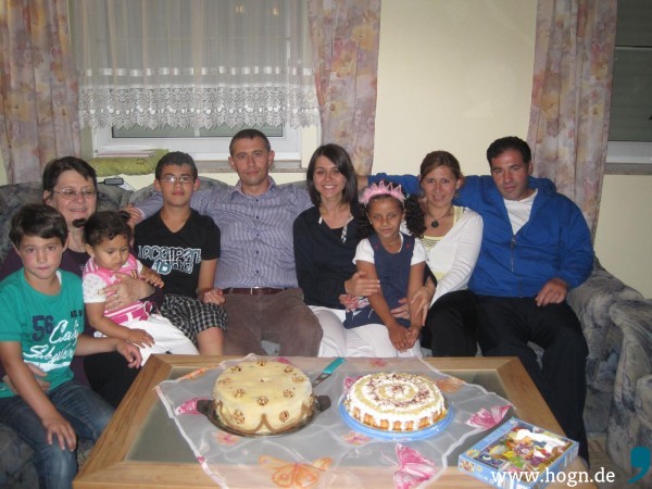 Yeşim (vierte von rechts) mit ihrer türkischen Familie.