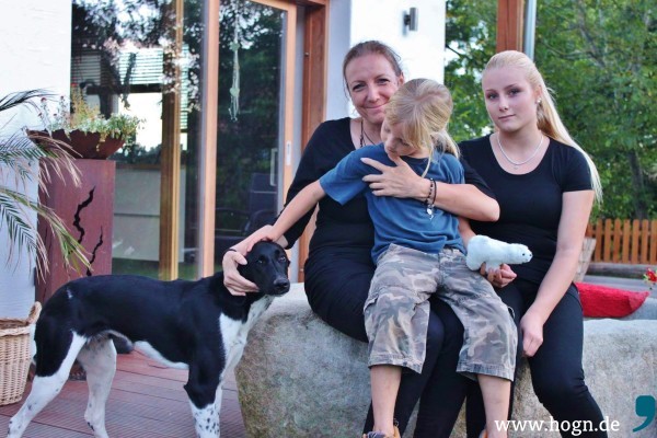 Bettina Höll, Tochter Selina und Sohn Riano freuen sich über die Spenden der Hog'n-Aktion.