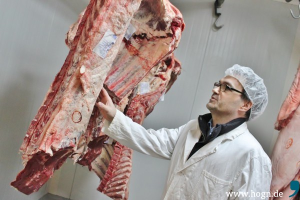 Gottfried Stegbauer zeigt uns seine Kühlung. Hier reift das Rindfleisch, das er auf fleischgeniesser.de online vertreibt.