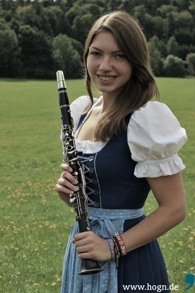 Anna zeigt, in freyunger Tracht, stolz ihr Instrument