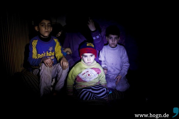In den Kellern der Hauser verstecken sich Fluechtlinge vor den Bomben der Regierung