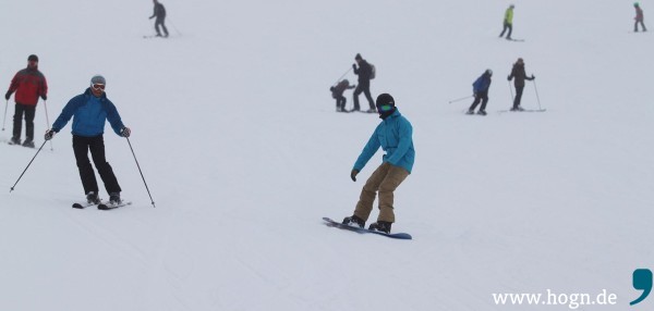 Die Helden der Piste: Thomas Lenz (rote Jacke, Hintergrund), Martin Schätzl (links) und Snowboarder Christian Schmid sahen im Wintersportzentrum ganz genau hin.