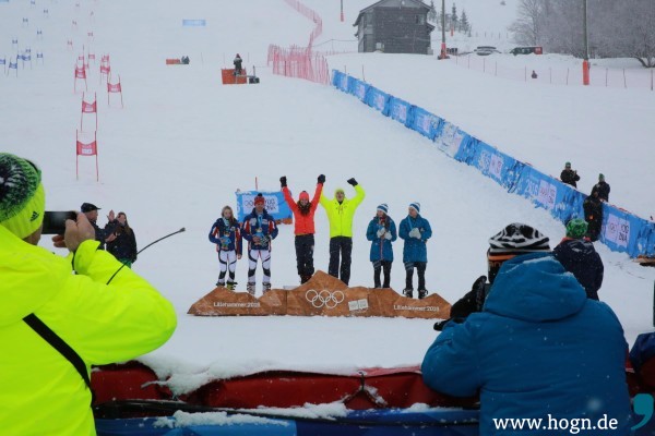 So sehen Sieger aus: Jonas Stockinger (gelbe Jacke) jubelt nach seinem Sieg im Parallel-Slalom-Teamwettbewerb. Foto: DOSB