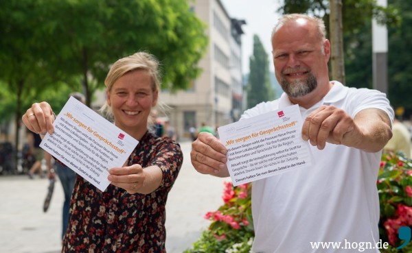 BJV-Justiziarin Berit Weide-Schörghuber und Verdi-Gewerkschaftssekretär Pascal Attenkofer informieren Bürger in der Passauer Fußgängerzone, wie die PNP mit ihren Beschäftigten umgeht.