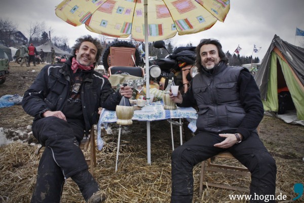 Aurelio und Marco aus Malpensa würzen den Hexenkessel mit etwas dolce vita